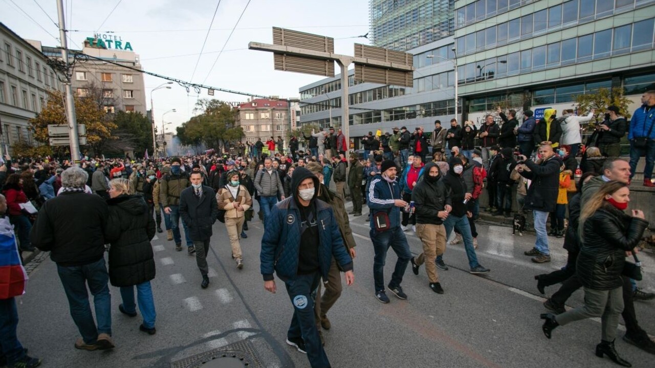 Polícia sa naďalej zaoberá incidentmi z protestov, analyzuje videá