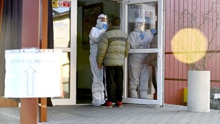 Pribudli desiatky úmrtí. PCR testy ukázali menej ako 2000 pozitívnych