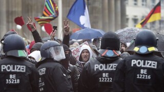 Odporcovia opatrení sa zišli na protestoch, niektoré zakázali