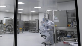 Zverejnili, aká bude účinnosť oxfordskej vakcíny. Mierne zaostáva