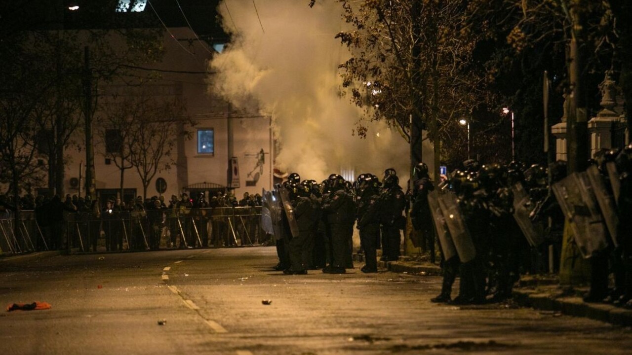 Kto zranil mladíka na nepovolených protestoch? Polícia prehovorila