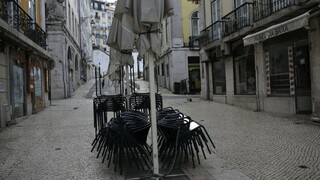 Európske služby v druhej vlne živoria, priemysel však rastie