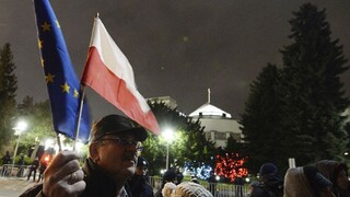 Poľskí poslanci podporili veto, posun v rozhovoroch sa neočakáva