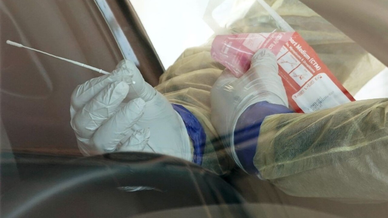 Podnik na výrobu rukavíc má problém. Všetkých vo firme otestujú