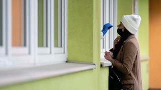 Máme už vyše 700 obetí vírusu. PCR testy odhalili tisíc nakazených