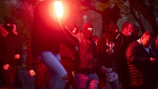 Premiér ukázal hákový kríž z protestov, má sa tým zaoberať polícia