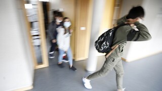 Hlasy volajúce po návrate detí do škôl silnejú, premiér chce byť opatrný