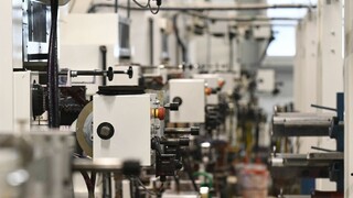 Druhá vlna škodí najmä službám, priemyslu sa naopak stále darí