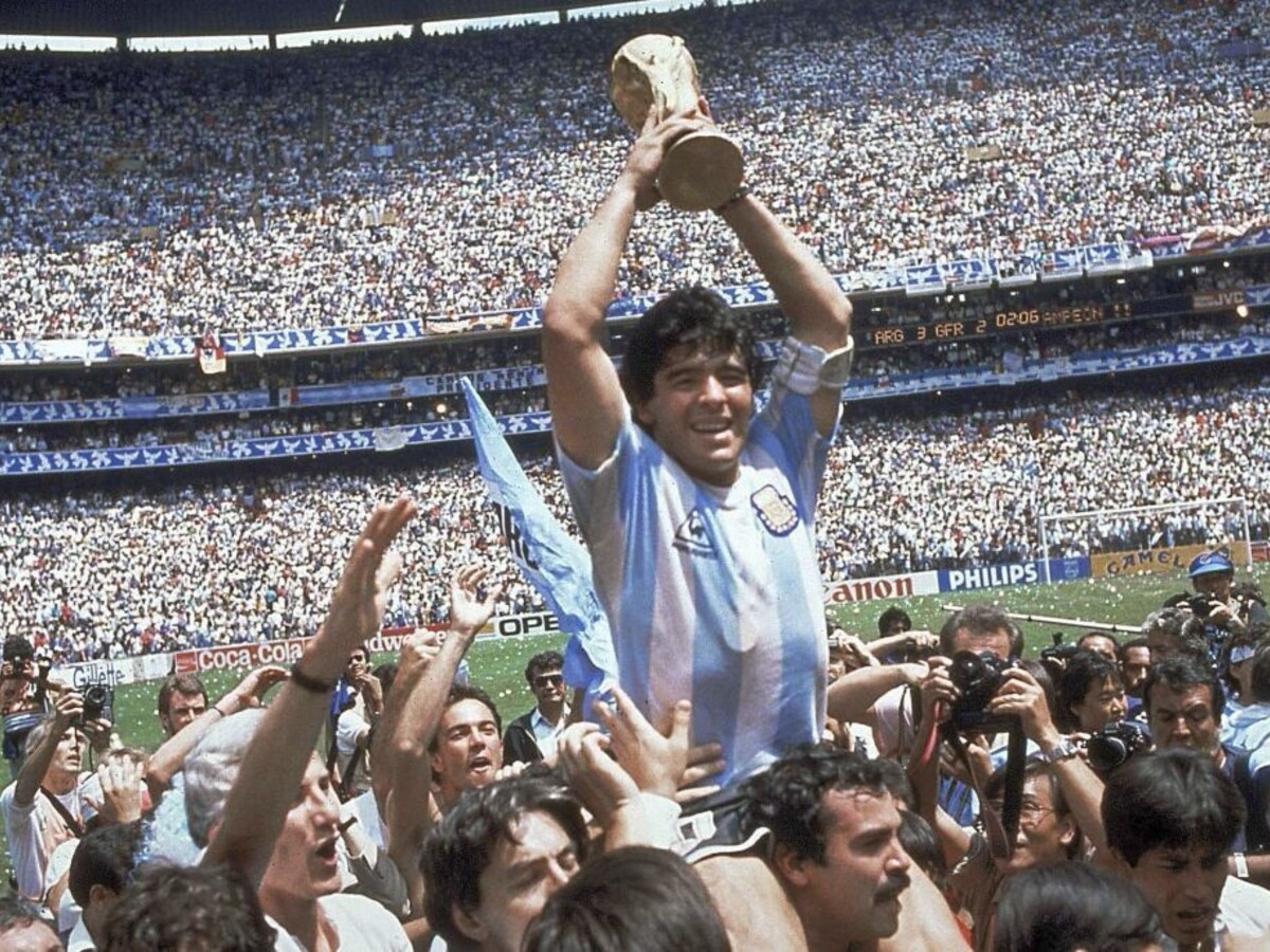 Zomrel jeden z najlepších futbalistov histórie Diego Maradona
