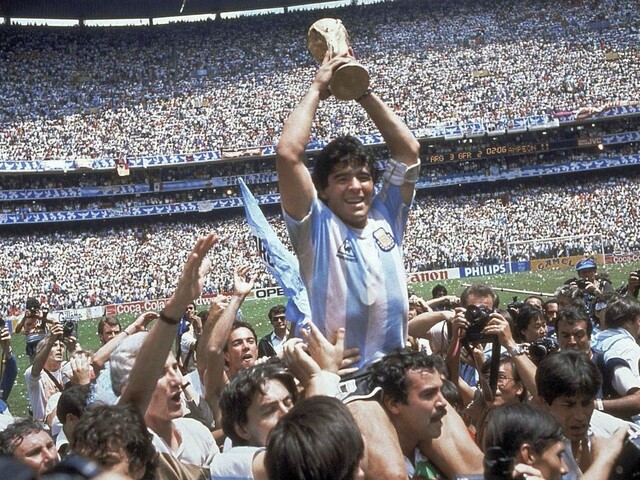 Po náhlej smrti Maradonu smúti pápež aj milióny fanúšikov