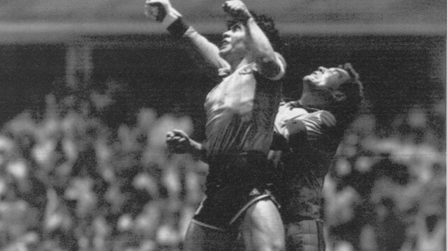Ako to bolo s Božou rukou Maradonu. Rozhodca mal pochybnosti