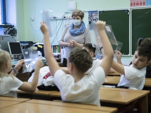 Deti sa majú čoskoro vrátiť do škôl, nahradí výtery kloktanie?