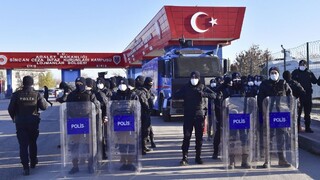Turecké súdy odsúdili za pokus o prevrat na doživotie stovky ľudí
