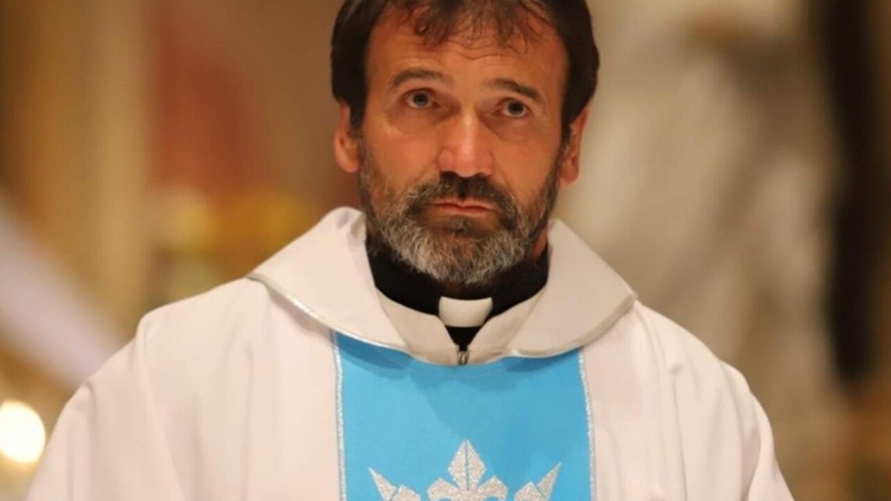 Nakazil sa aj kontroverzný kňaz Kuffa a jeho spolupracovníci