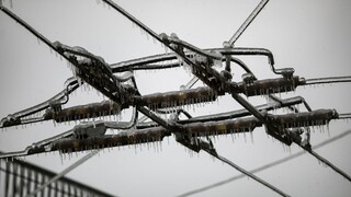 Tisíce ľudí ohrozuje tuhá zima, pre búrku sú bez elektriny