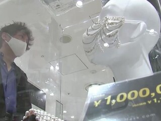 Použili perly i diamanty. Japonská firma vyrába luxusné rúška