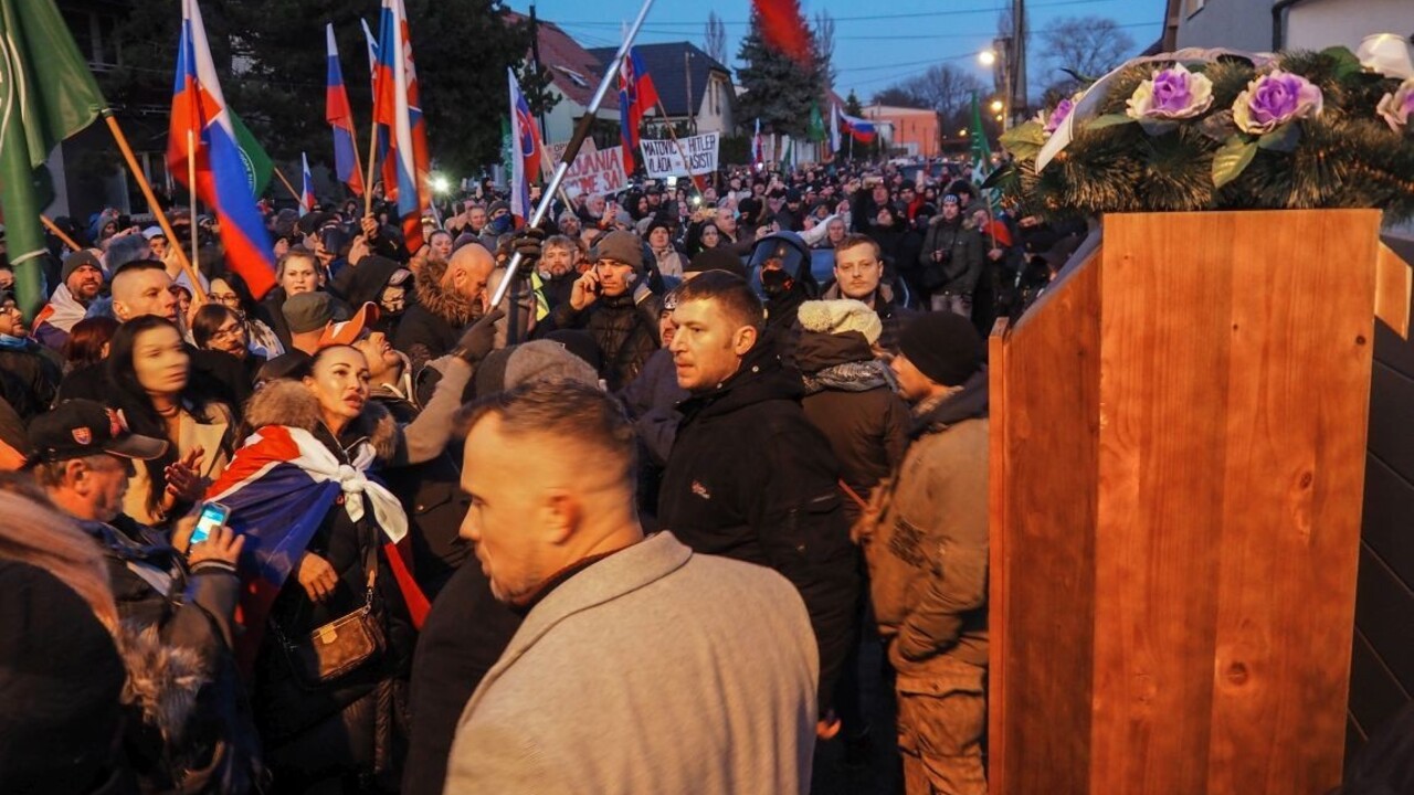 Matovičovi pred dom priniesli truhlu. Na protest prišli stovky ľudí