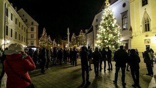 V hlavnom meste ožila vianočná atmosféra, rozsvietili stromček