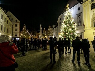 V hlavnom meste ožila vianočná atmosféra, rozsvietili stromček
