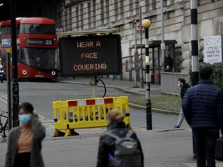 Lockdown Británii pomohol, počet prípadov klesol skoro o tretinu