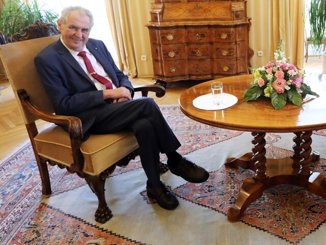 Prezraďte mi mená ruských špiónov, žiada Zeman tajných