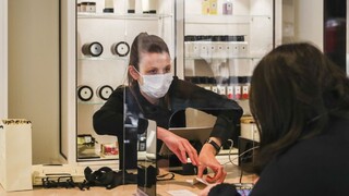 Zisťovali, akej časti zamestnancov pre koronakrízu znížili platy