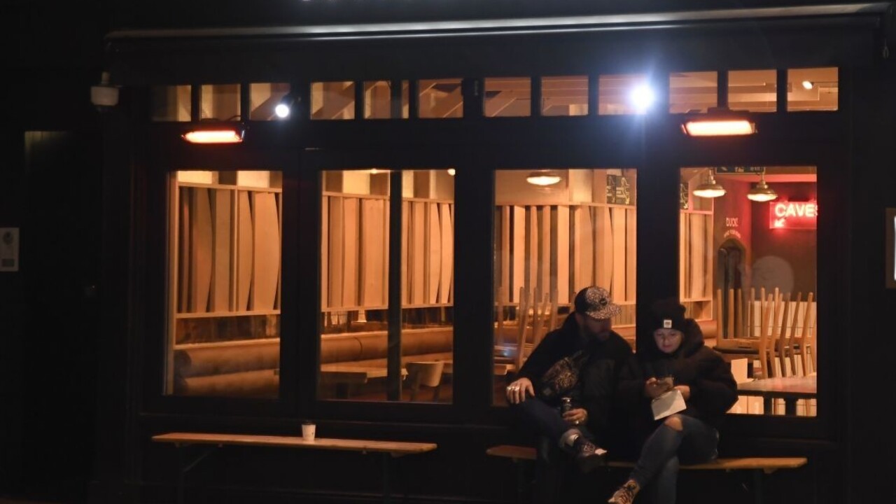 Budú môcť ľudia bez očkovania do krčiem? Britov uisťujú, že áno