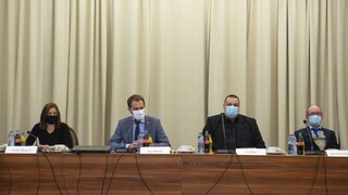 Rokovanie krízového štábu o otvorení škôl i testovaní detí