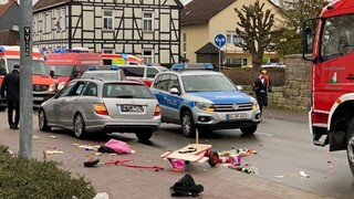 Hlásia mŕtvych i ranených, auto v Nemecku vyšlo na pešiu zónu