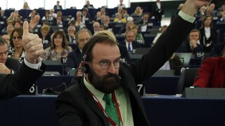Poslanec porušil pravidlá. Z gej party sa pokúšal utiecť oknom