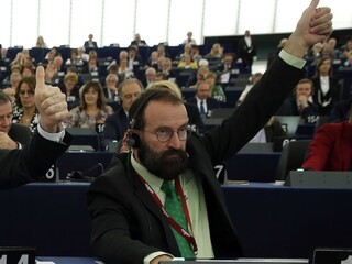 Poslanec porušil pravidlá. Z gej party sa pokúšal utiecť oknom