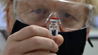 Británia je prvá. Oficiálne schválila vakcínu proti koronavírusu