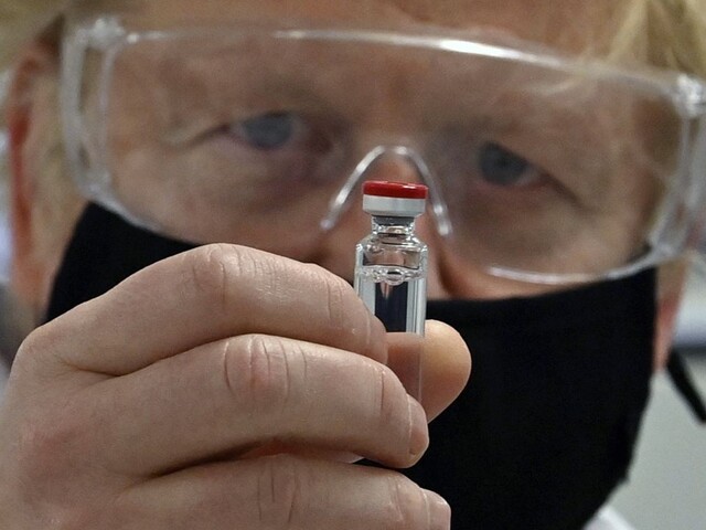 Británia je prvá. Oficiálne schválila vakcínu proti koronavírusu