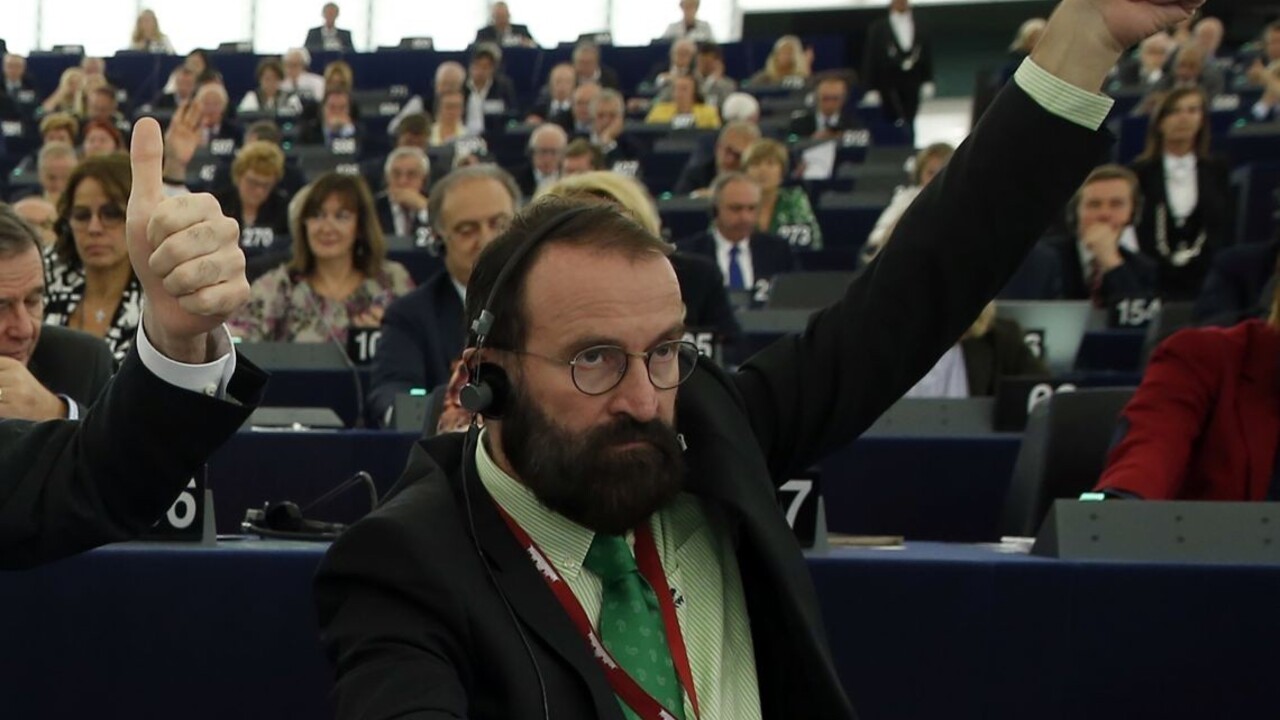 Europoslanca prichytili pri ilegálnych sexuálnych orgiách. Končí