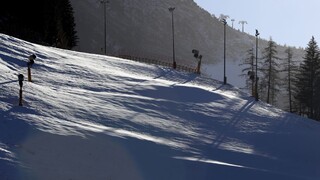 Rakúsko začne uvoľňovať opatrenia, otvorí aj lyžiarske strediská