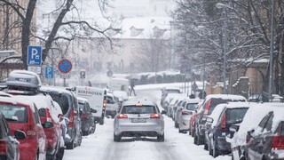 Bratislavu zasiahol prvý sneh, mesto sa na zimu pripravilo
