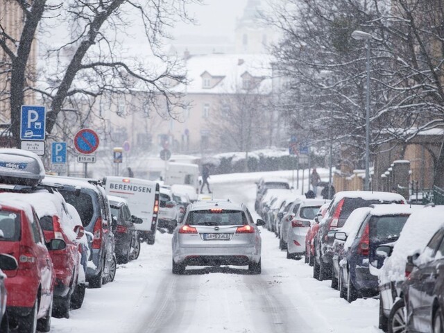 Bratislavu zasiahol prvý sneh, mesto sa na zimu pripravilo