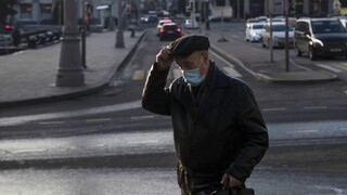 Počet obetí sa blíži k tisícke, pribudlo vyše 2000 nakazených