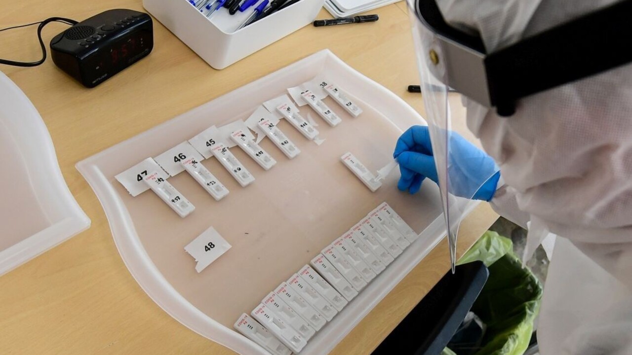 Niektoré školy spustili pilotný projekt. Otestujú deti i rodičov