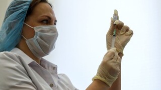 Rusko začalo s očkovaním. Vakcínu dostanú najskôr zdravotníci