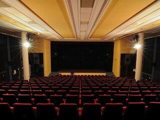 Filmové štúdiá bojujú proti pandémii, kiná sa boja poklesu tržieb