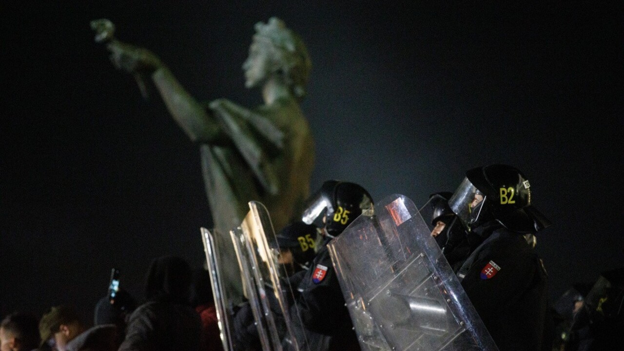 Muž, ktorý bol na novembrovom proteste, zomrel na Covid-19