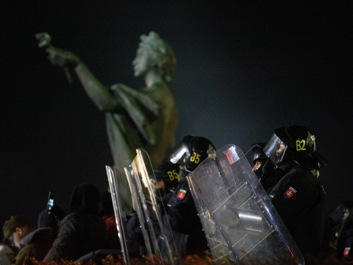 Muž, ktorý bol na novembrovom proteste, zomrel na Covid-19