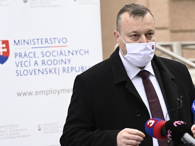 Krajniak navrhuje rýchlu zmenu ústavy, odborníci upozorňujú na riziká
