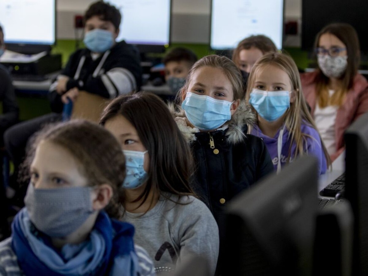 Zmeny pre školákov i pendlerov. Začali platiť nové pravidlá