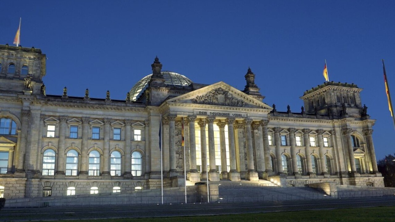 V budove parlamentu niekto vyryl zakázaný hákový kríž