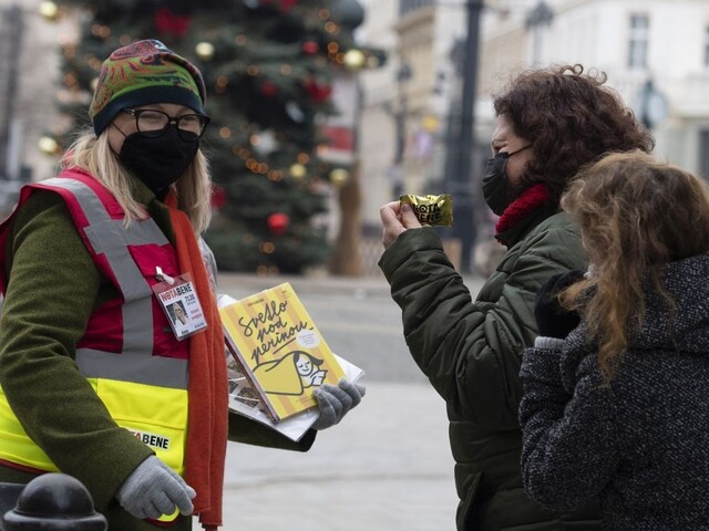 S predajom Nota Bene pomáhali v uliciach aj slovenskí herci