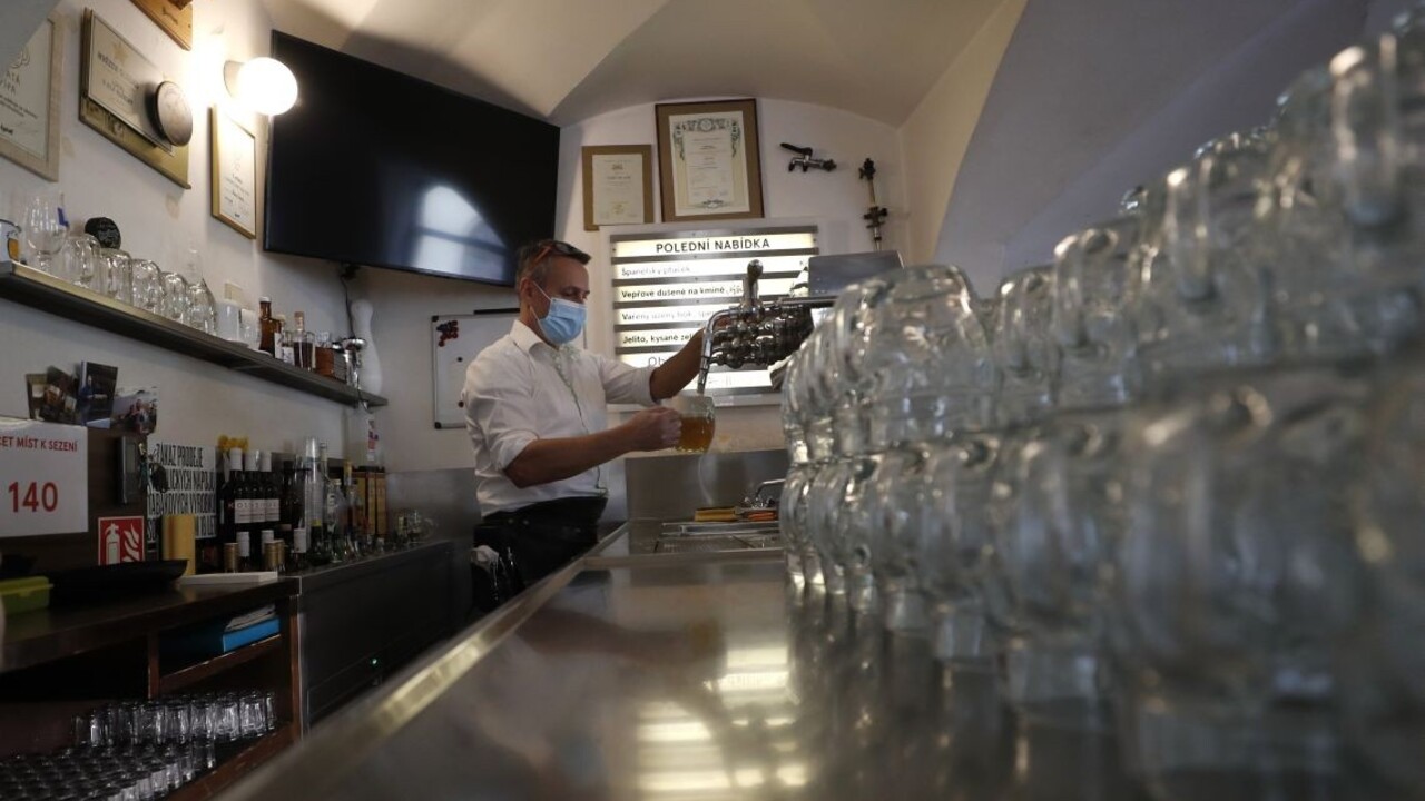 ČR sprísňuje pravidlá. Zákaz alkoholu i kratšie otváracie hodiny