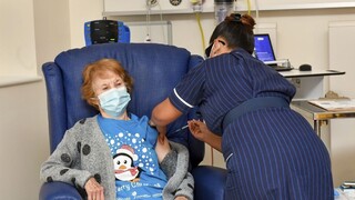 Británia začala s očkovaním. Prvou pacientkou bola Margaret