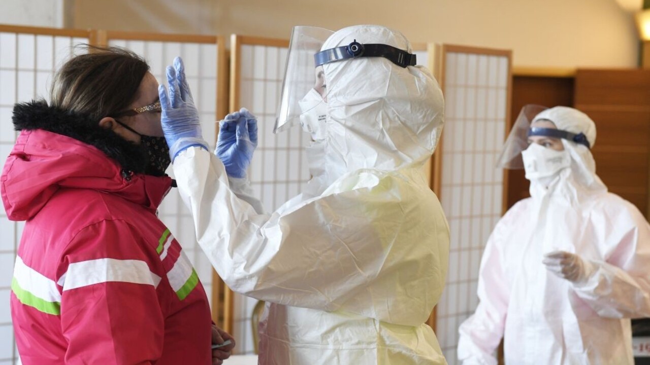 Hromadné testovanie v SR výrazne pomohlo, zistila britská štúdia